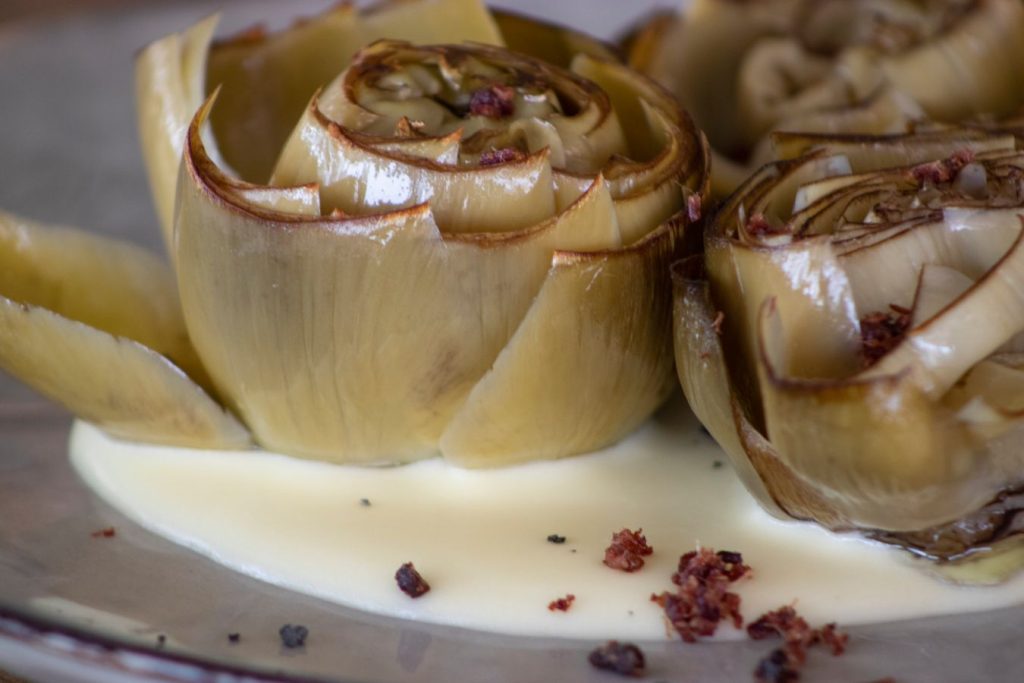 alcachofas confitadas, en flor, con jamón ibérico de bellota